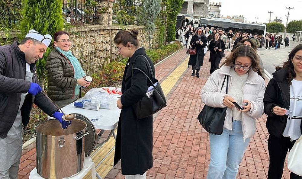 Alkü'lü öğrencilere çorba ikramı