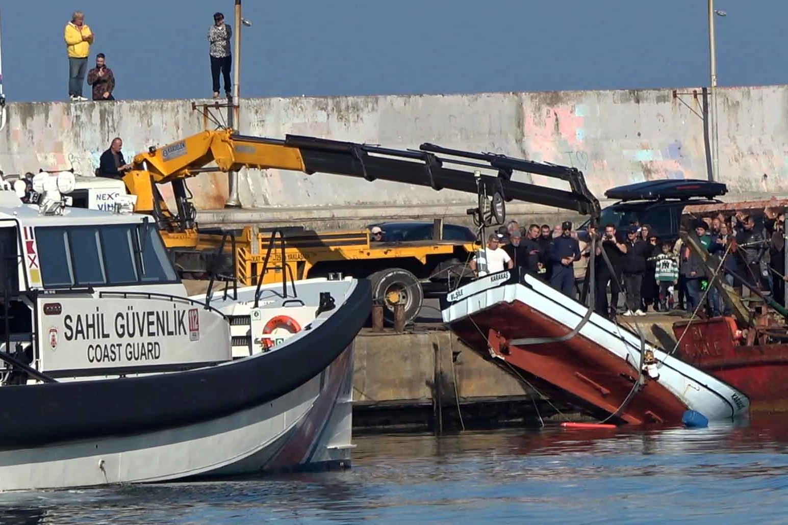 İstanbul Şile'deki deniz kazasında batan tekne çıkarıldı... Balıkçıdan halen haber yok!