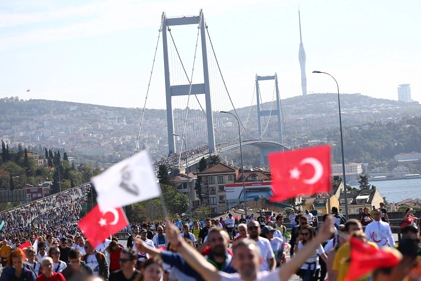 İstanbul'da maratonda koşup, giysi kumbarasına destek olacaklar