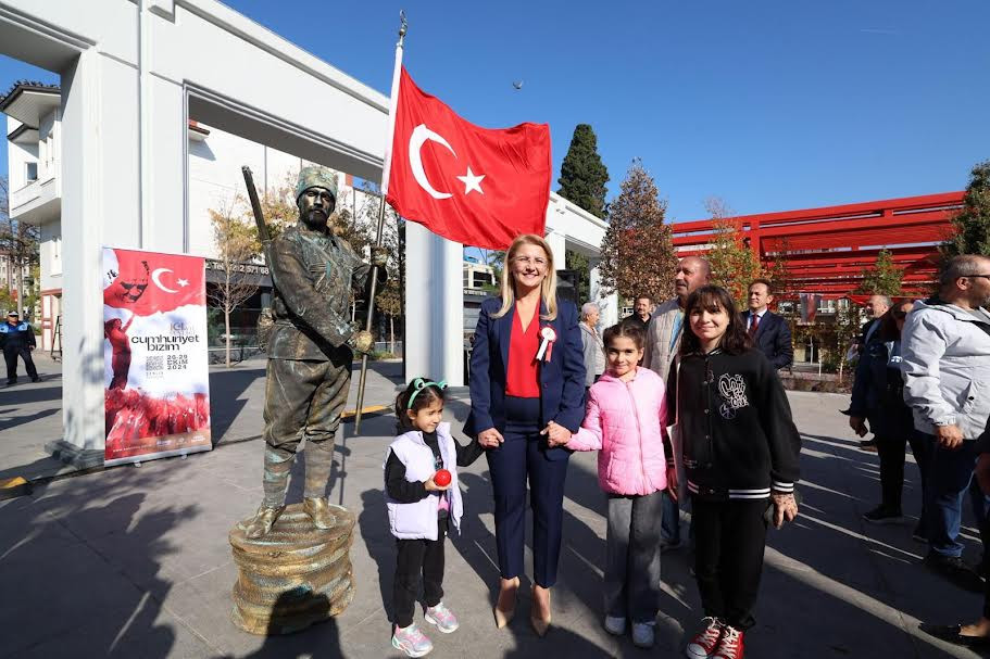 ’CUMHURİYET BİZİM’ ŞENLİKLERİ BAKIRKÖY’ÜN DÖRT BİR YANINDA DEVAM EDİYOR